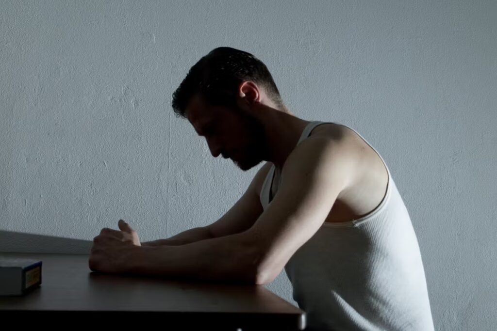 Un podcast explore la réalité des enfants ayant un père en prison en France.