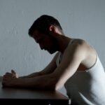 Un podcast explore la réalité des enfants ayant un père en prison en France.