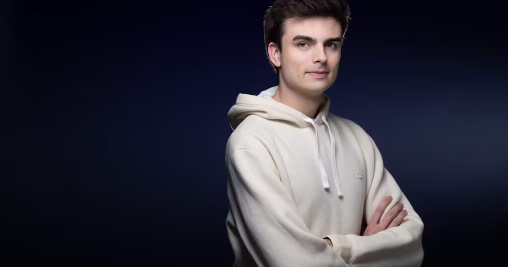 Hugo Décrypte sous surveillance des médias traditionnels pour ses analyses en ligne.