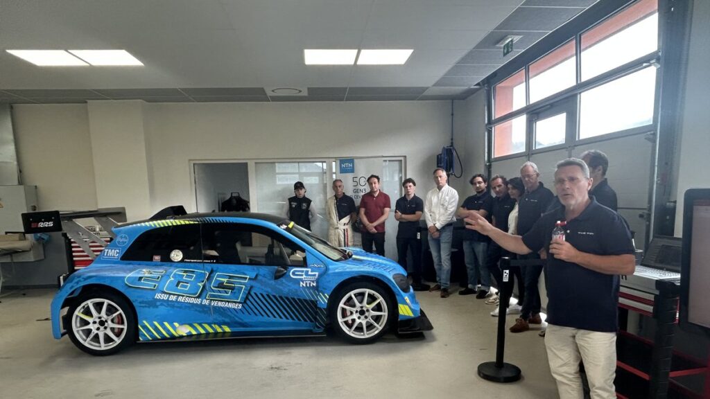 « The Toy » présente un bolide au marc de raisin, réduisant les émissions carbone de 70 % dans la course auto.