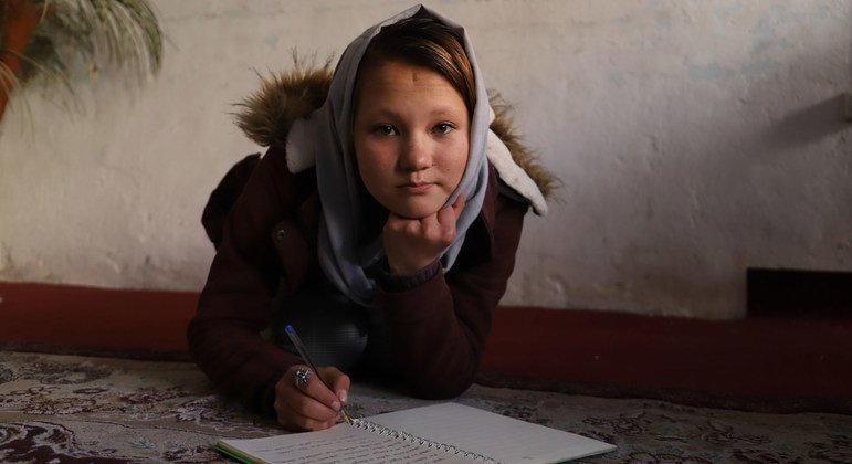 L’ONU dénonce le mariage des enfants en Afghanistan, soulignant le silence comme non-consentement.