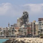 Tyr subit des bombardements israéliens, entraînant des destructions et des victimes.