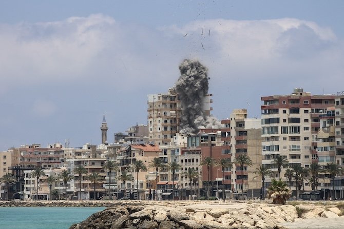 Tyr subit des bombardements israéliens, entraînant des destructions et des victimes.