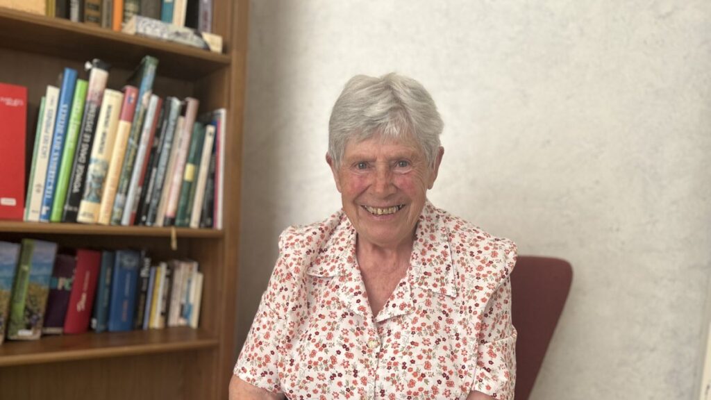 Élise, 88 ans, célèbre 25 ans de fidélité aux thermes de Bagnères-de-Bigorre.