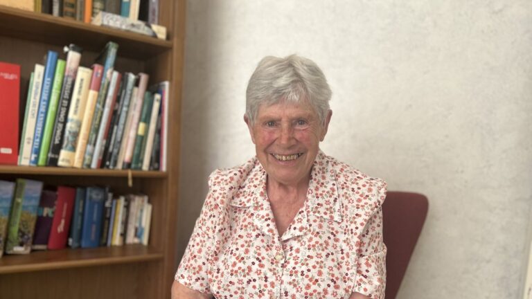 Élise, 88 ans, célèbre 25 ans de fidélité aux thermes de Bagnères-de-Bigorre.