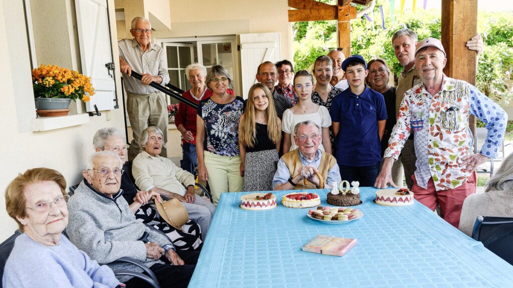 Guy, 102 ans, ancien facteur, aspire à devenir le doyen des Français dans sa résidence seniors.