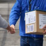 Postier licencié pour avoir monté des colis aux étages afin d’éviter les vols