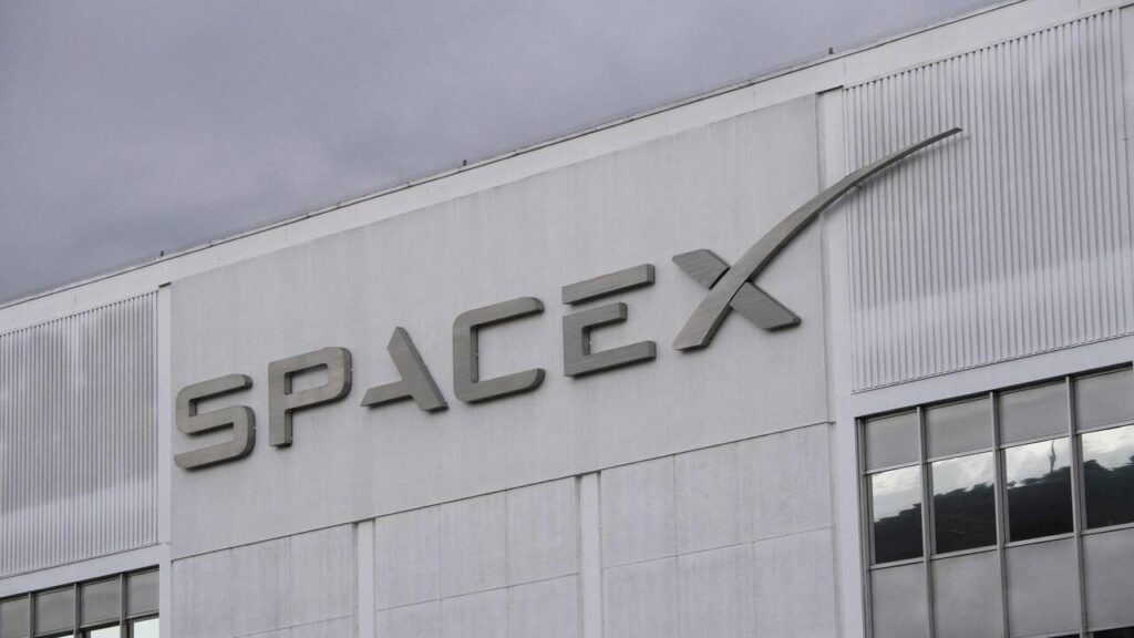 SpaceX atteint une valorisation de 1 765 milliards de dollars dans le secteur spatial.