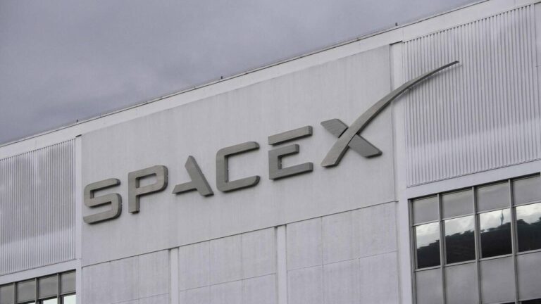 SpaceX atteint une valorisation de 1 765 milliards de dollars dans le secteur spatial.