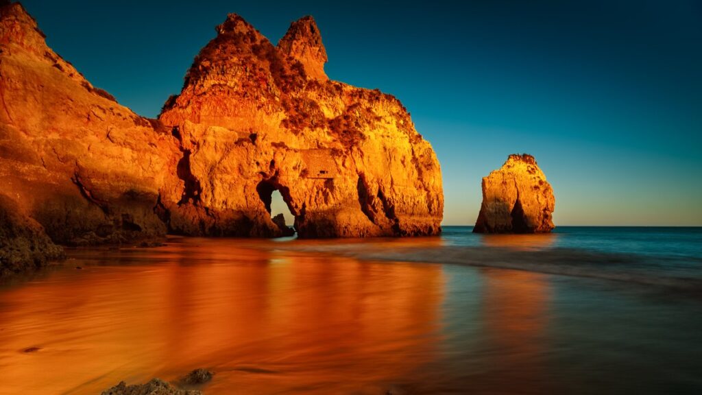 L’Algarve, destination prisée du Portugal, attire les visiteurs en quête de soleil.
