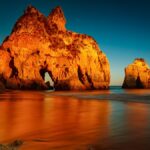 L’Algarve, destination prisée du Portugal, attire les visiteurs en quête de soleil.
