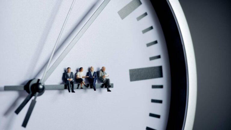 Retrouver un emploi après 50 ans : stratégies pour les seniors en France