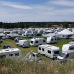 150 caravanes occupent le champ d’une agricultrice, les syndicats dénoncent une situation insupportable.