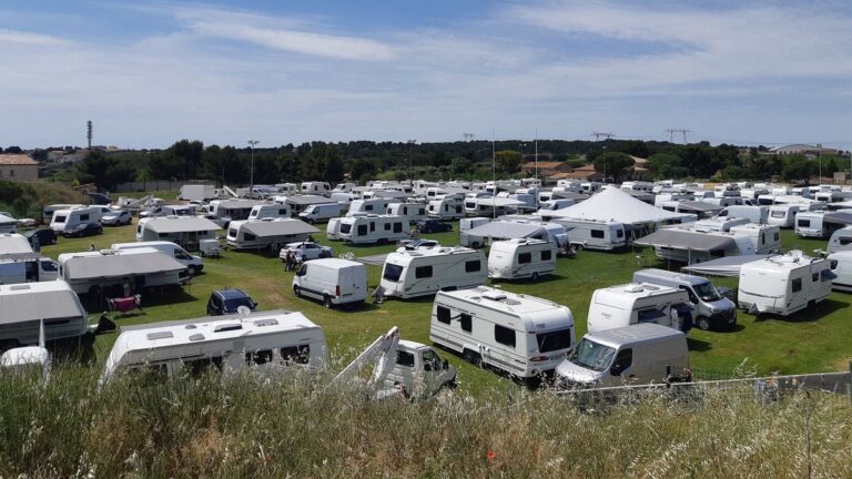 150 caravanes occupent le champ d’une agricultrice, les syndicats dénoncent une situation insupportable.