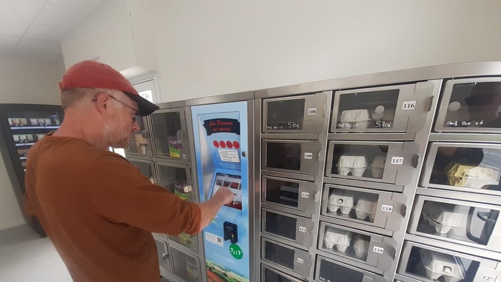 Un distributeur à casiers propose des produits bio et locaux à Lafrançaise.