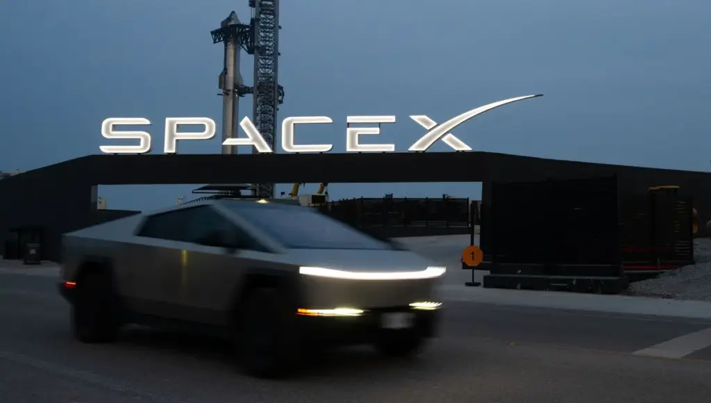 SpaceX développe une infrastructure spatiale privée pour le transport commercial.