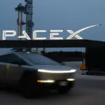 SpaceX développe une infrastructure spatiale privée pour le transport commercial.
