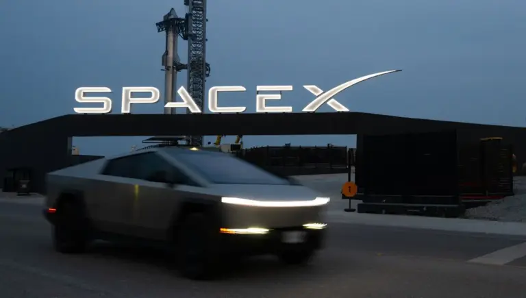 SpaceX développe une infrastructure spatiale privée pour le transport commercial.