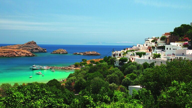 Direction l’île de Rhodes : accès facilité aux plages pour les touristes et résidents.