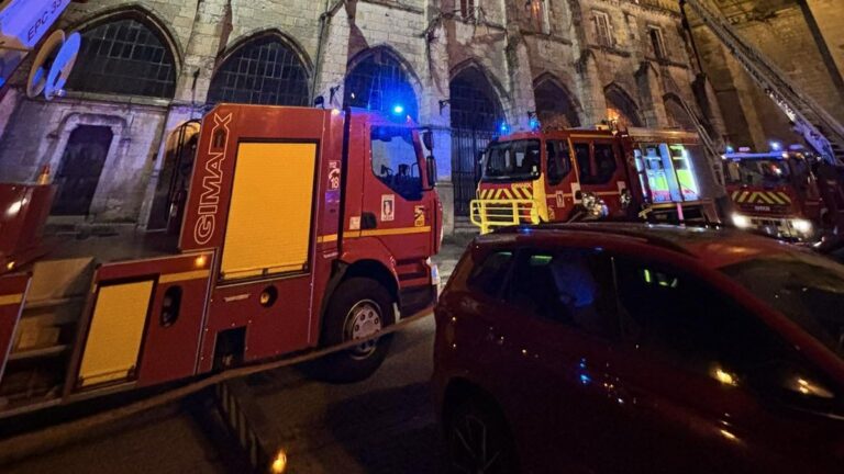 Incendie au cloître de la cathédrale de Condom : les pompiers interviennent pour protéger les bâtiments adjacents.