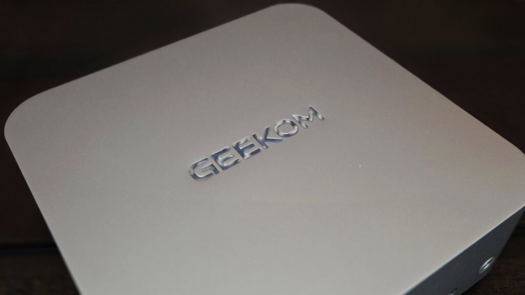 Test du Geekom A9 Max : un mini-PC puissant mais générant un bruit élevé.