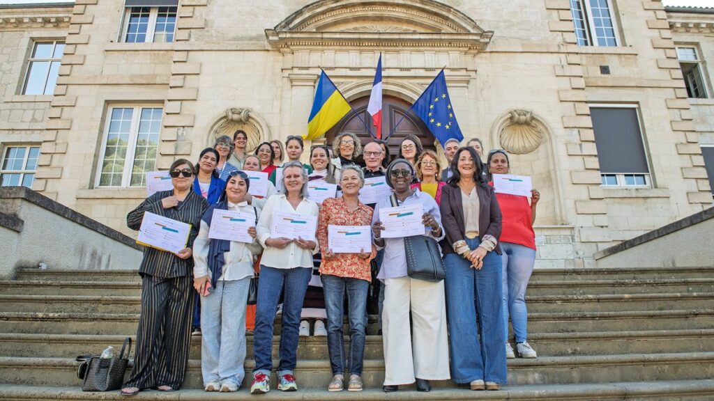 Christelle, 60 ans, change de carrière et trouve un emploi dans les métiers du domicile.