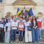 Christelle, 60 ans, change de carrière et trouve un emploi dans les métiers du domicile.