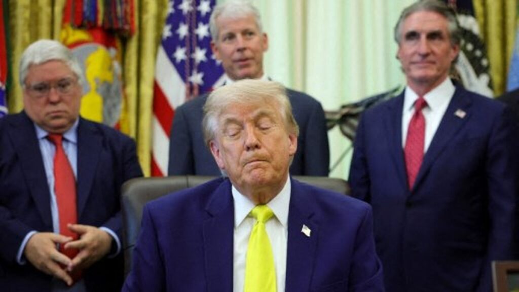 Donald Trump signe un décret facilitant le licenciement de 8 000 agents fédéraux.