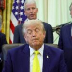 Donald Trump signe un décret facilitant le licenciement de 8 000 agents fédéraux.
