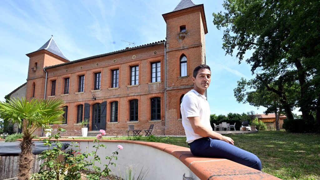 Un couple restaure un château au sud de Toulouse et partage son expérience sur les réseaux sociaux.