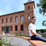 Un couple restaure un château au sud de Toulouse et partage son expérience sur les réseaux sociaux.