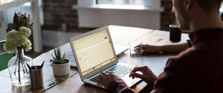 Licencié pour avoir révélé des salaires, un employé obtient 40 000 euros de son entreprise.
