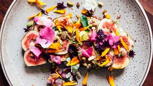 Les fleurs comestibles gagnent en popularité dans la gastronomie française.