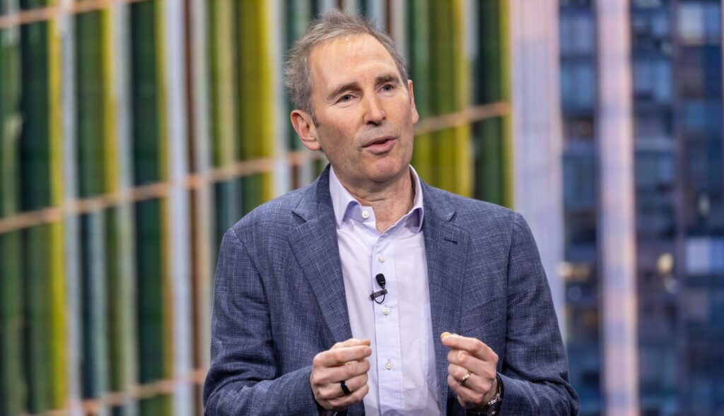 Le PDG d’Amazon alerte sur les modèles Anthropic avant la répression gouvernementale.