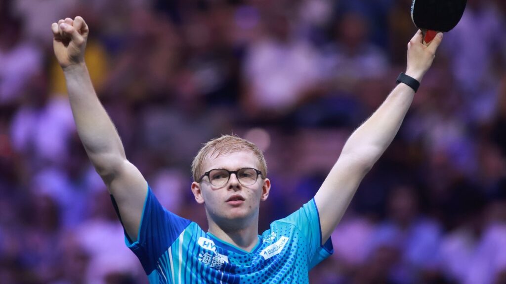 Félix Lebrun remporte le titre de champion de France de tennis de table en simple à Laval.