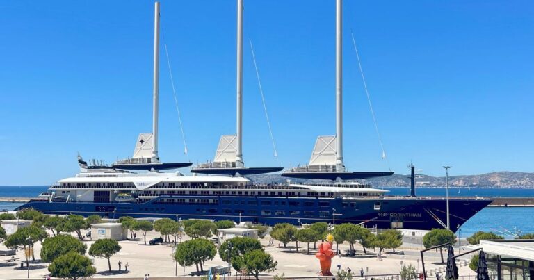 Le plus long voilier du monde est désormais amarré dans le port de Marseille.
