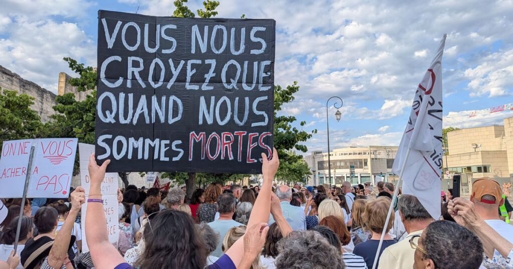 Rassemblement à Avignon contre les violences faites aux femmes et aux enfants lundi.