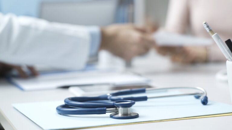 Licenciement jugé injustifié après 545 jours d’arrêt maladie, selon la justice.