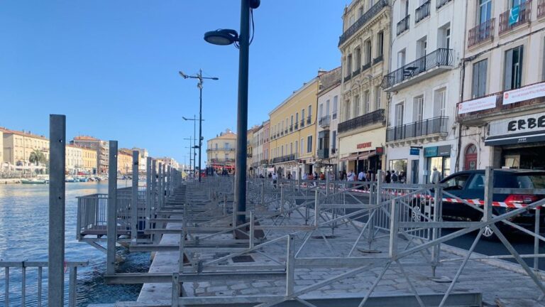 Les gradins des joutes émergent quai de la Résistance à Sète pour l’été.