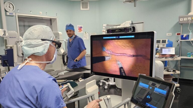 Cahors : un robot chirurgical utilisé pour une opération au bloc opératoire.