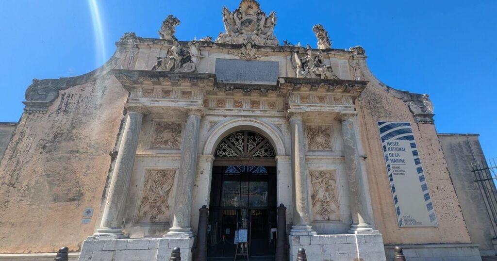 Déplacement de la porte de l’arsenal de Toulon : une opération de 70 mètres réalisée.