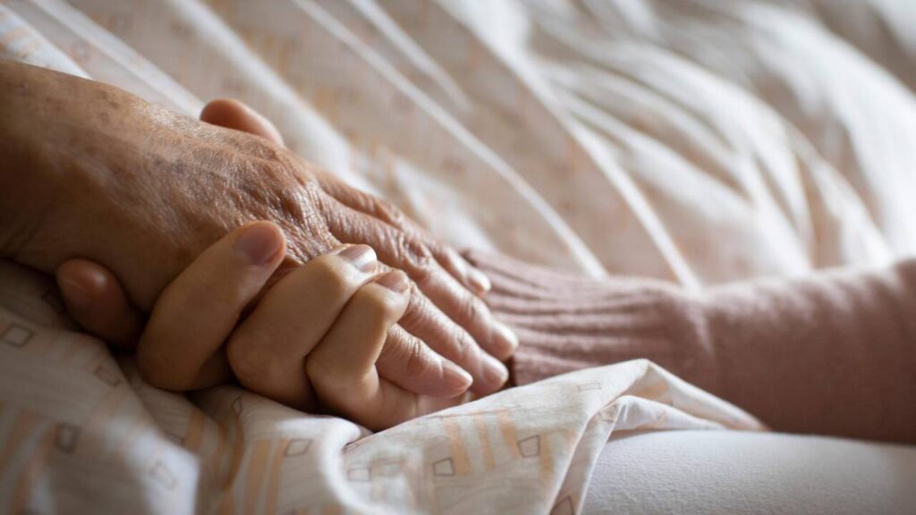Deux élus relancent le débat sur la fin de vie et l’euthanasie active en France.