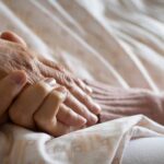 Deux élus relancent le débat sur la fin de vie et l’euthanasie active en France.