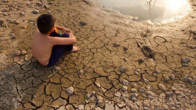 Près de la moitié des enfants du monde exposés à trois aléas climatiques, selon l’Unicef