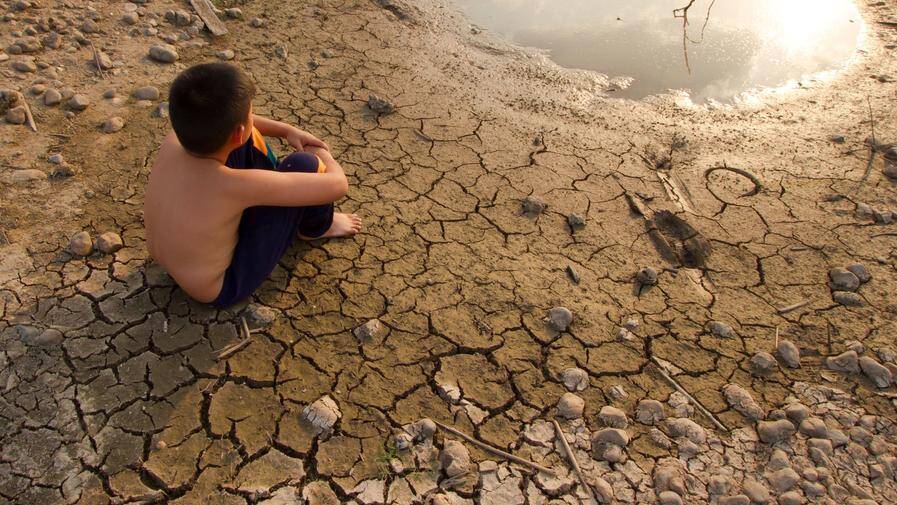 Près de la moitié des enfants du monde exposés à trois aléas climatiques, selon l’Unicef