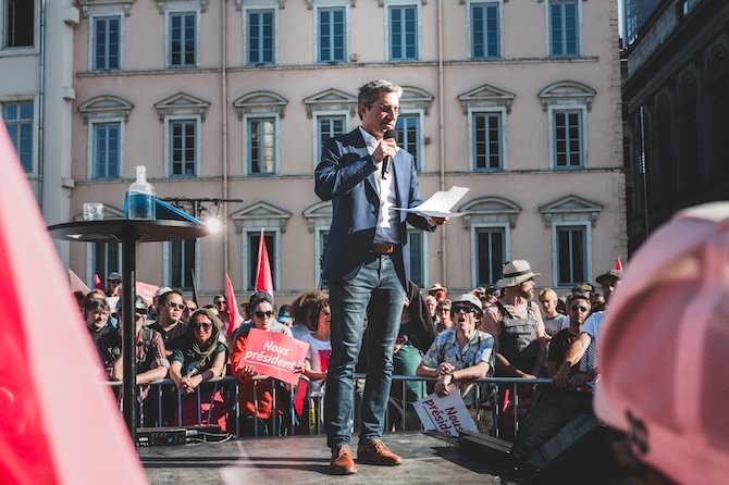 La gauche française face à l’immigration : tensions internes et positions divergentes.