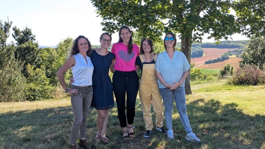 À Miramont, des mères en reconversion professionnelle unissent leurs efforts pour développer des projets.
