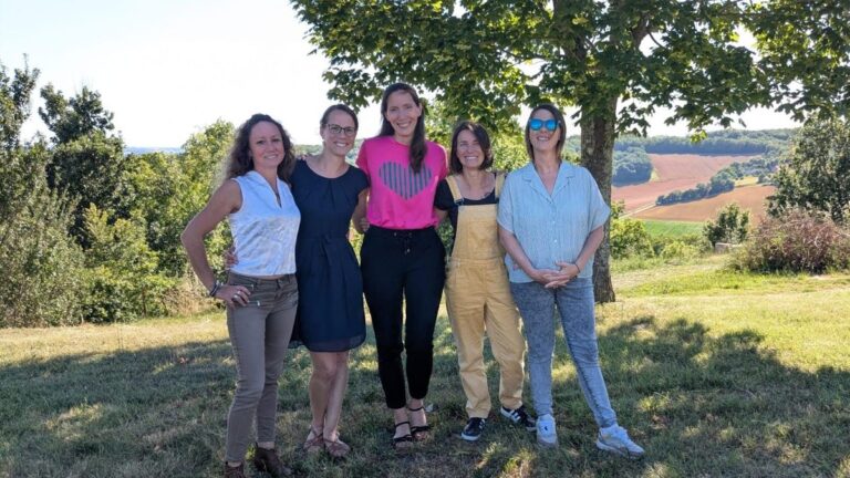 À Miramont, des mères en reconversion professionnelle unissent leurs efforts pour développer des projets.