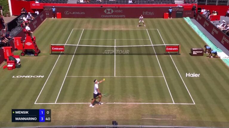 Mannarino élimine Mensik lors du tournoi de tennis, un résultat marquant pour la compétition.