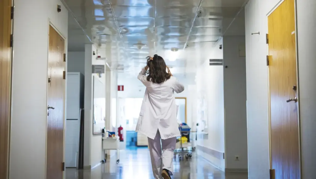 24 heures dans la vie de Sarah Smadja, cheffe de service à l’hôpital Sainte-Anne.